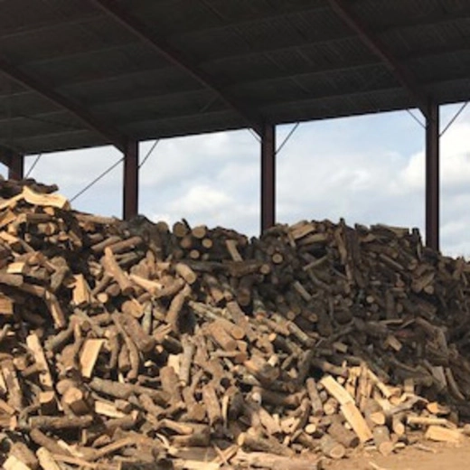 Bûches de bois de chauffage en vrac, montrant des morceaux de bois sec prêts à être utilisés pour le chauffage